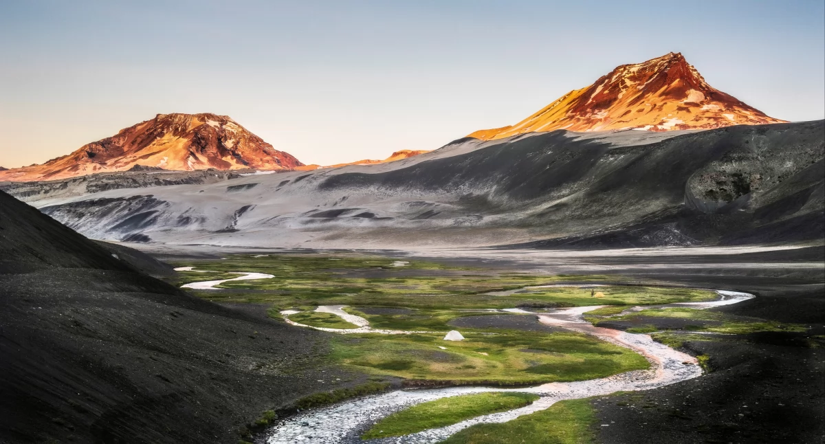 Wulkany Descabezado Grande oraz Cerro Azul. Zdjęcie Matúš Lašan