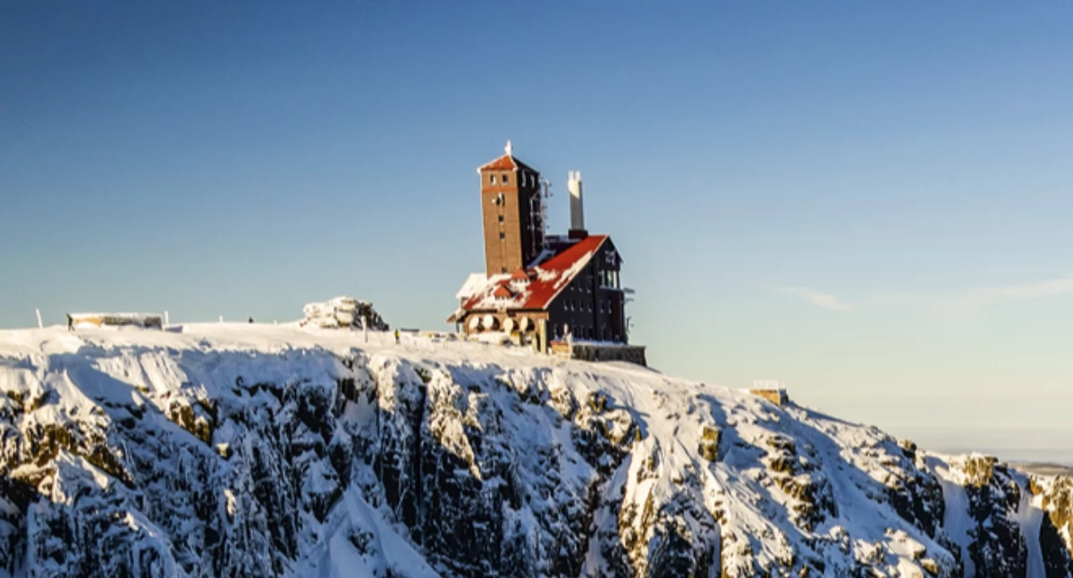 Śnieżne Kotły, stacja przekaźnikowa w prawdziwie alpejskiej scenerii. Zdjęcie Rafał Kotylak