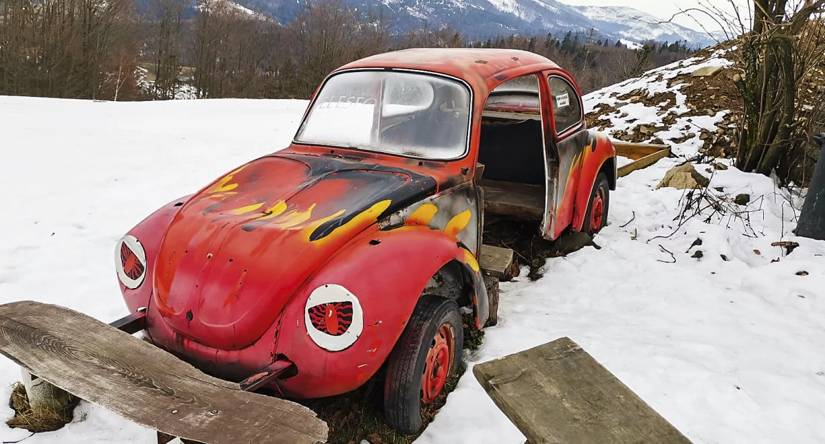 Porzucony Volkswagen Garbus na szlaku w Beskidzie Śląskim Fot. Magda Przysiwek
