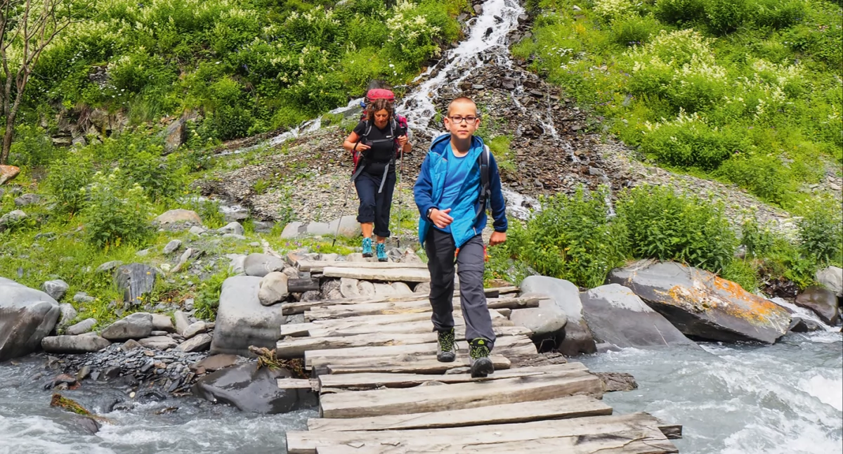 Kaukaz, Dagestan, w drodze na Addalę, nad rzeką zbudowane są prowizoryczne mostki. Zdjęcie Konrad Tulej