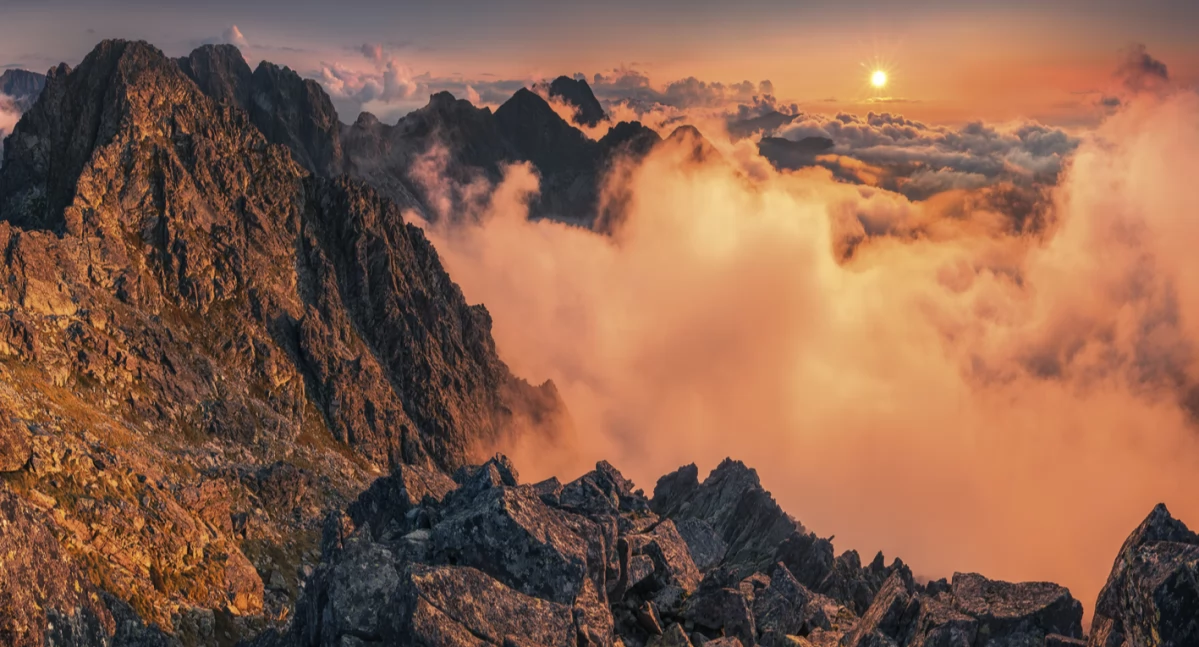 Zadni Granat i Kozi Wierch w tańcu słońca z chmurami  Fot. Karol Nienartowicz 