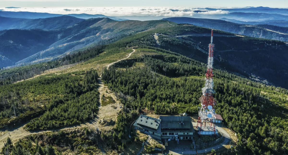 Dzięki charakterystycznemu masztowi na szczycie Skrzyczne jest łatwo rozpoznawalne z wielu miejsc Fot. Adobe Stock