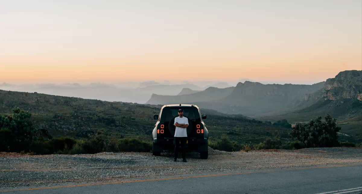 Andrzej Bargiel i Defender Fot. Land Rover