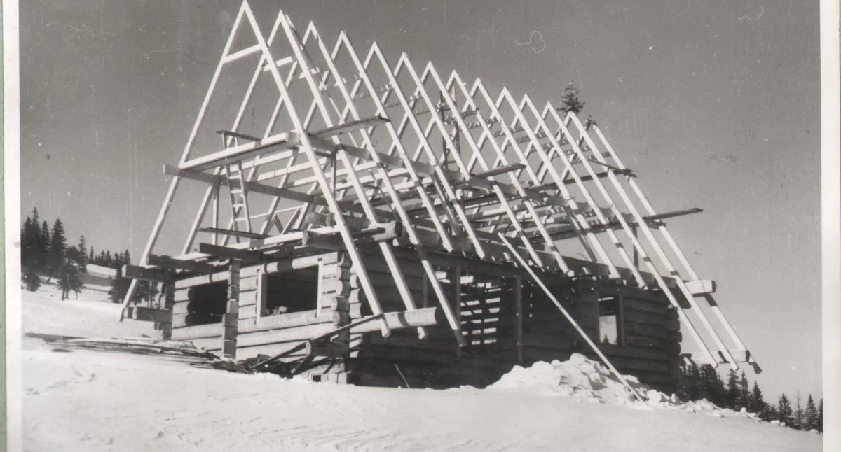 Budowa Bacówki na Rycerzowej Fot. Archiwum COTG PTTK Data wykonania zdjęcia 22.02.1975