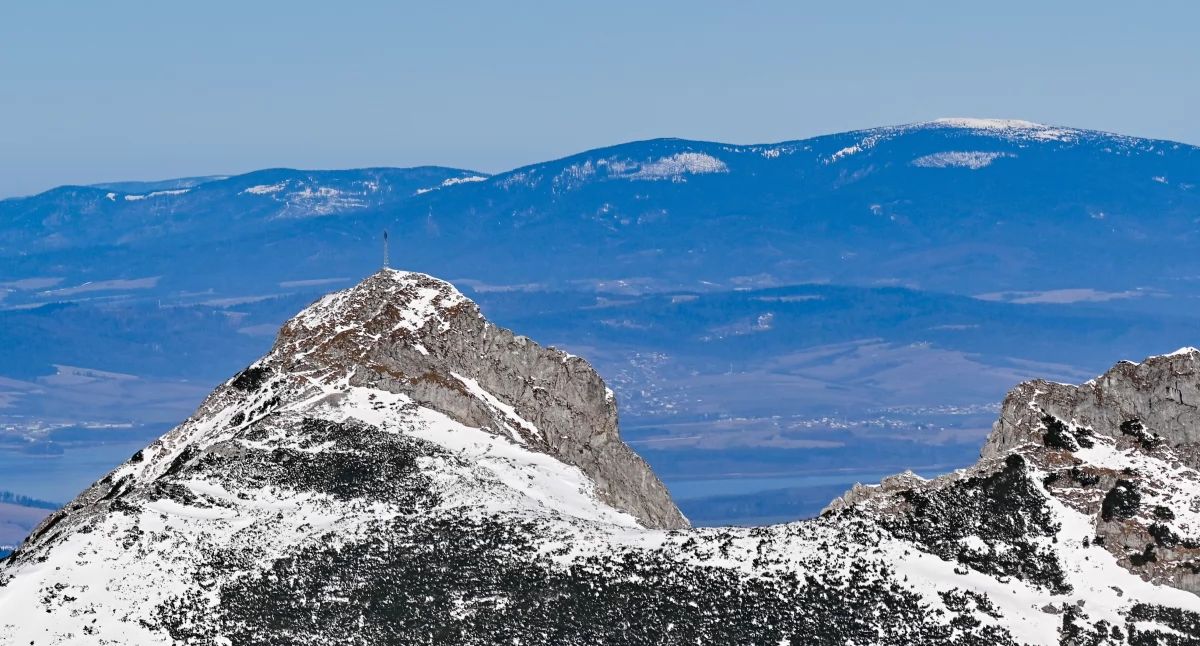Giewont a w tle masyw Babiej Góry. Fot. Jan Krzeptowski-Sabała