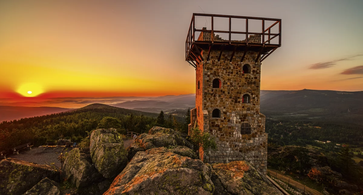 Z Wysokiego Kamienia roztacza się panorama m.in. na Karkonosze i Rudawy Janowickie. Zdjęcie Rafał Kotylak