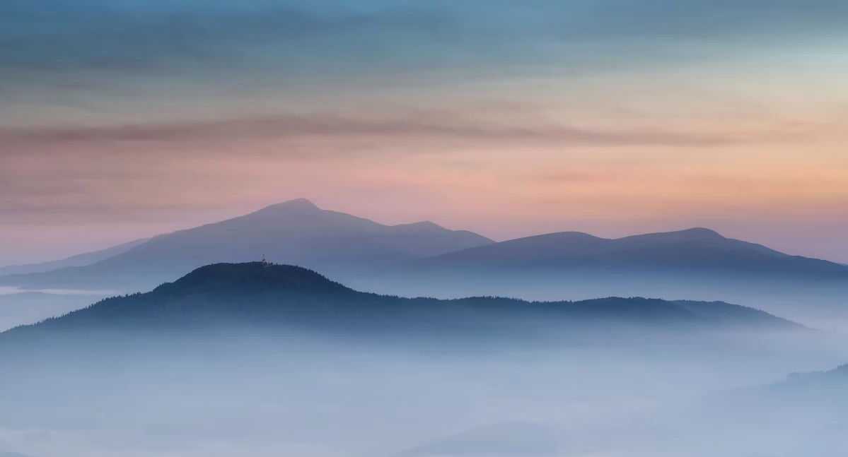 Mglisty Wschód Słońca w Beskidzie Wyspowym  Fot. Adobe Stock