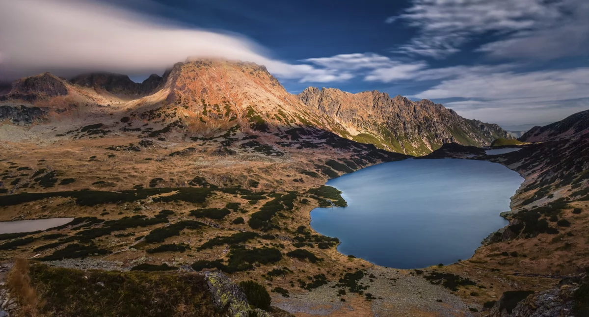 Dolina Pięciu Stawów Polskich, w chmurze m.in. Kozi Wierch. Zdjęcie Karol Nienartowicz