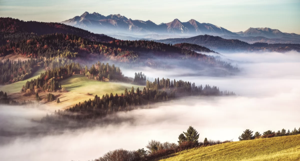 Tatry na horyzoncie to stały element wędrówki po grzbiecie. Zdjęcie Kuba Witos
