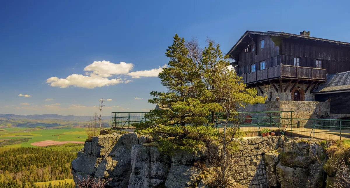 Góry Stołowe, schronisko na Szczelińcu w pełnej okazałości. Zdjęcie Rafał Kotylak