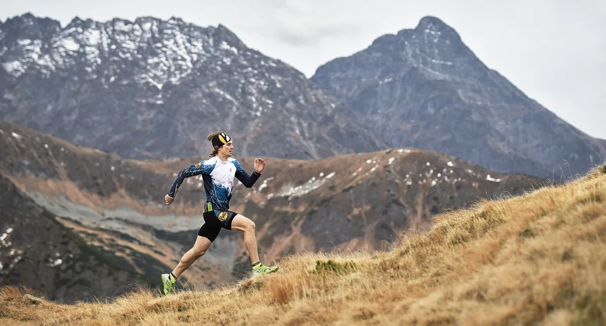Bieg w okolicach Beskidu, w tle Krywań. Zdjęcie Jan Nyka