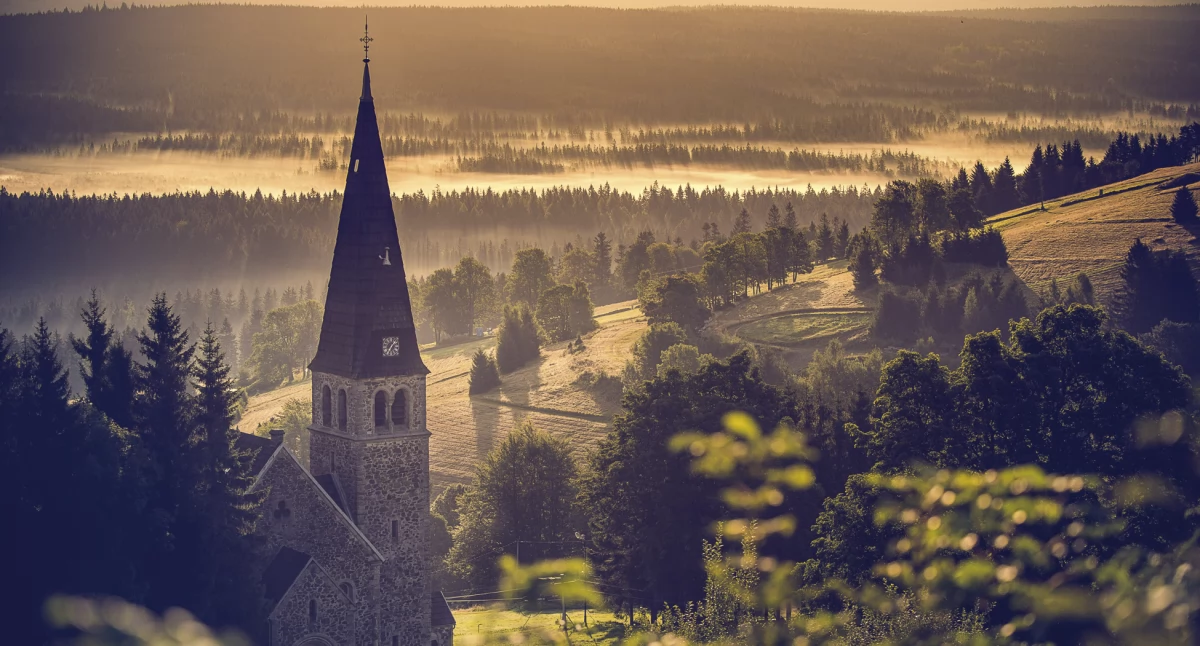 Góry Orlickie, Zieleniec, na pierwszym planie kościół św. Anny. Zdjęcie Szymon Korzuch