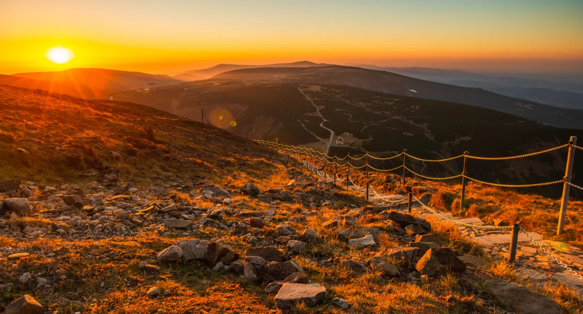 Zachód słońca widoczny z najwyższego szczytu Karkonoszy. Zdjęcie Rafał Kotylak
