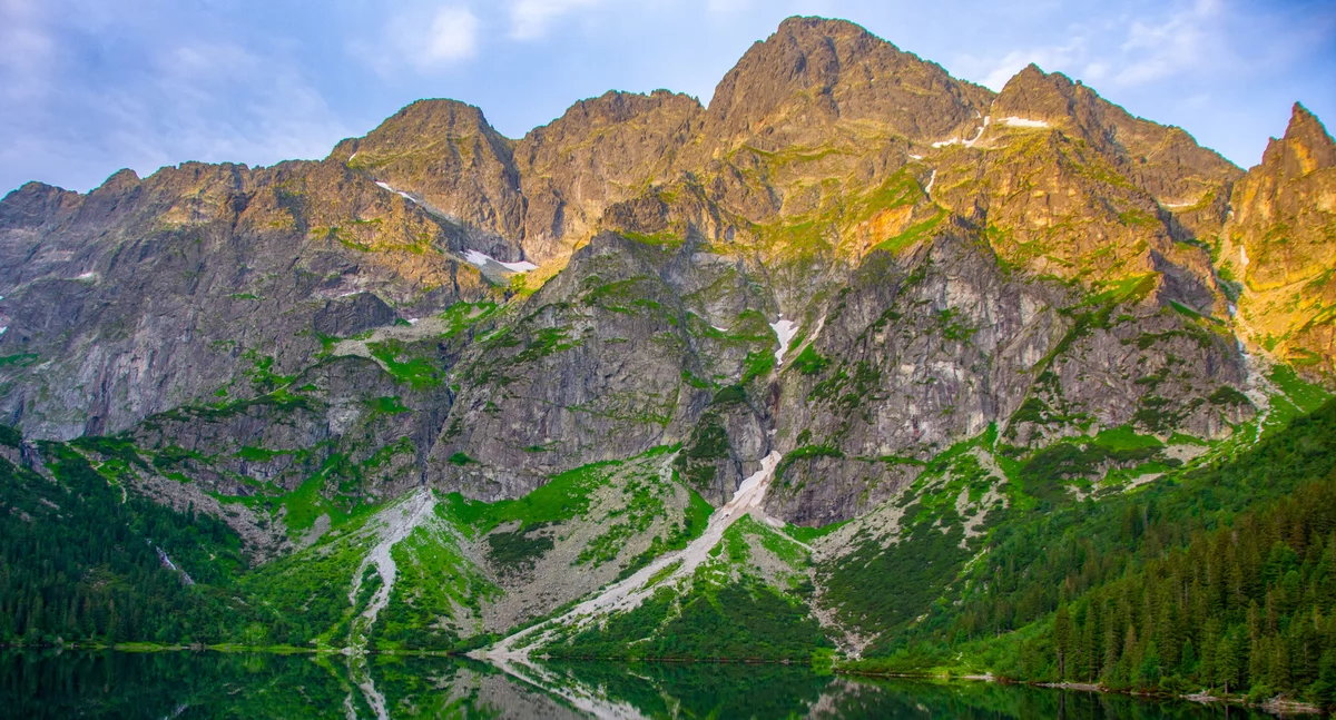 Panorama Mięguszowieckich Szczytów znad Morskiego Oka. Fot. Kasia Juszczyk