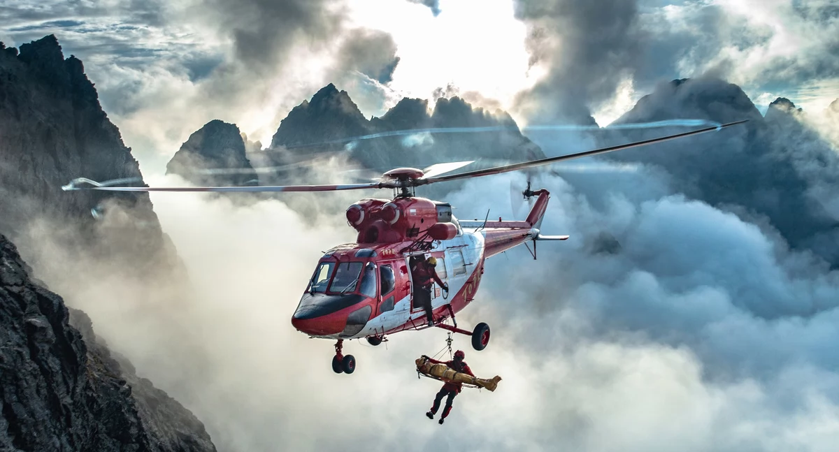 Śmigłowiec Sokół TOPR w akcji. Fot. Maciej Mikiewicz