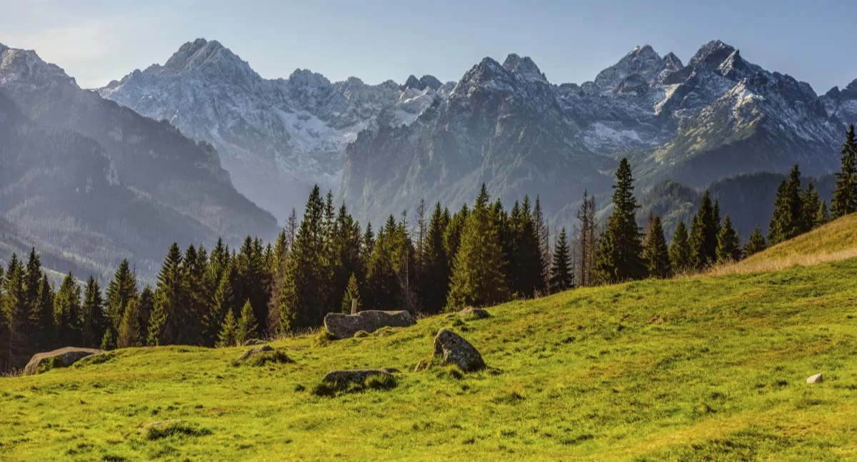 Lektura górskiej książki z takim widokiem na Tatry Wysokie to niepowtarzalne przeżycie. Fot. Rafał Kotylak