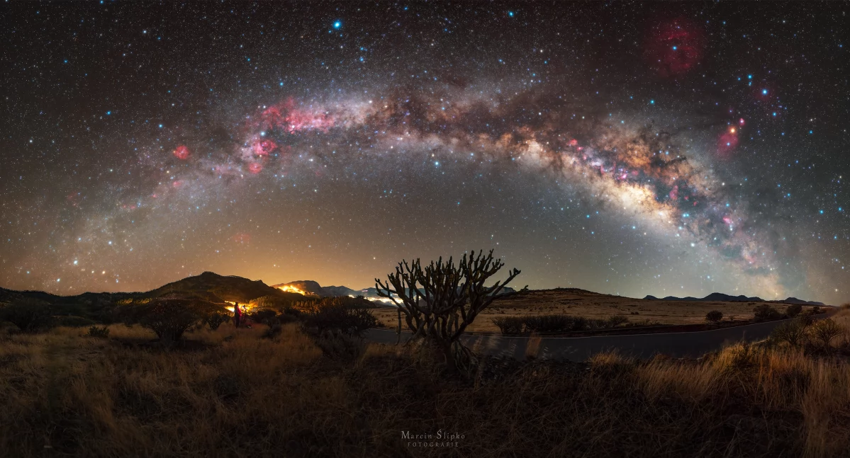 Kompleks mgławic Rho Ophiuchi z Mirador Barranco de Siberio (Nikkor Z7 + Nikkor Z 85 mm f/1.8s) | Fot. Marcin Ślipko