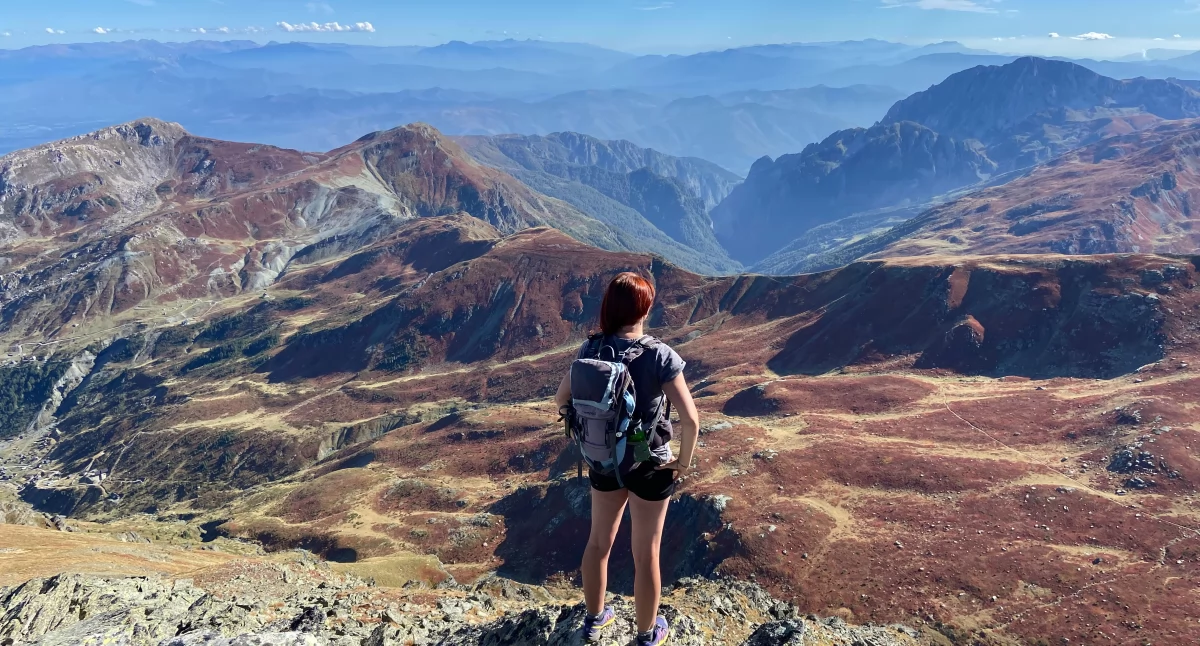 Widok ze szczytu Đeravica na rozległe Góry Przeklęte