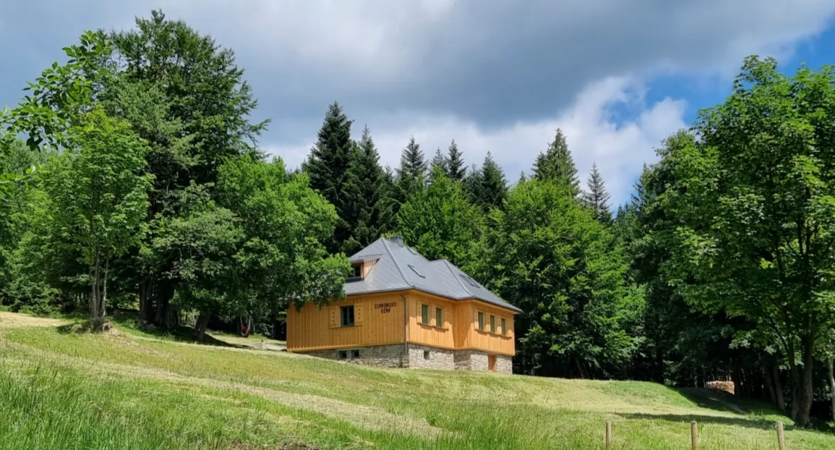 Stylowa drewniana bryła schroniska | Fot. Agnieszka Polak