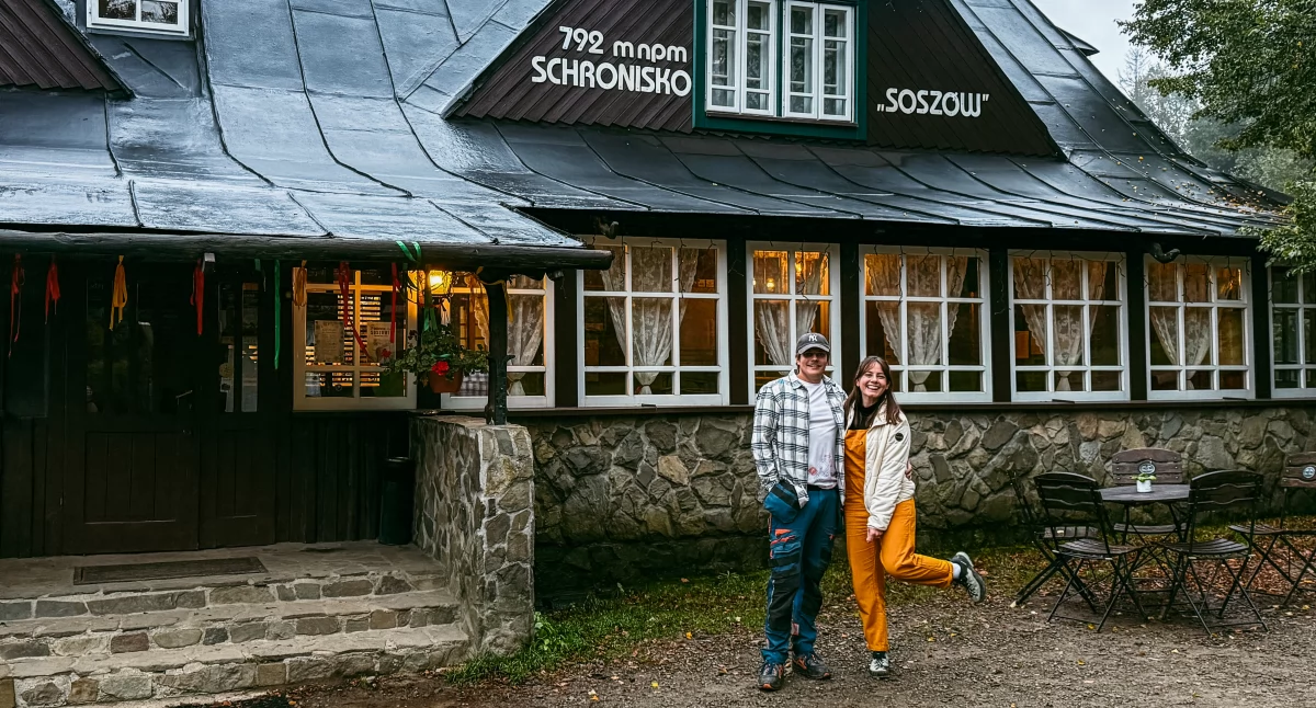 Ewa Zwolska i Cyryl Banel na tle schroniska na Soszowie Wielkim