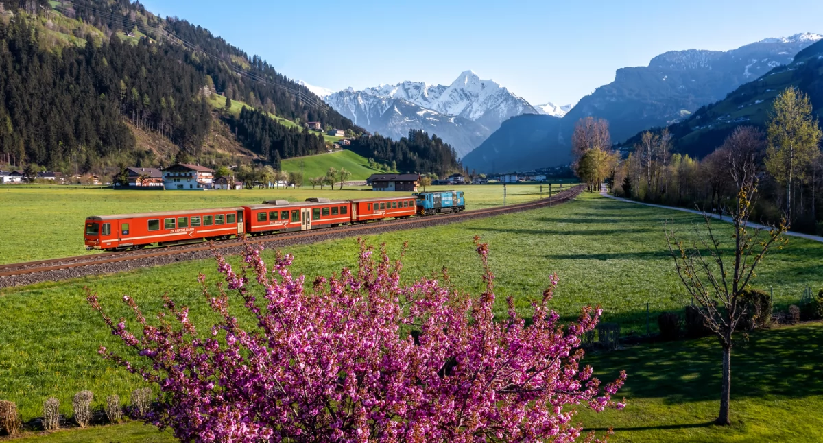 Dolina Zillertal słynie z pociągu, który jest sprawnym środkiem transportu | Fot. Zillertalbahn-Im-Fruehling_Zillertal-Tourismus-Gmbh_Thomas-Pfister