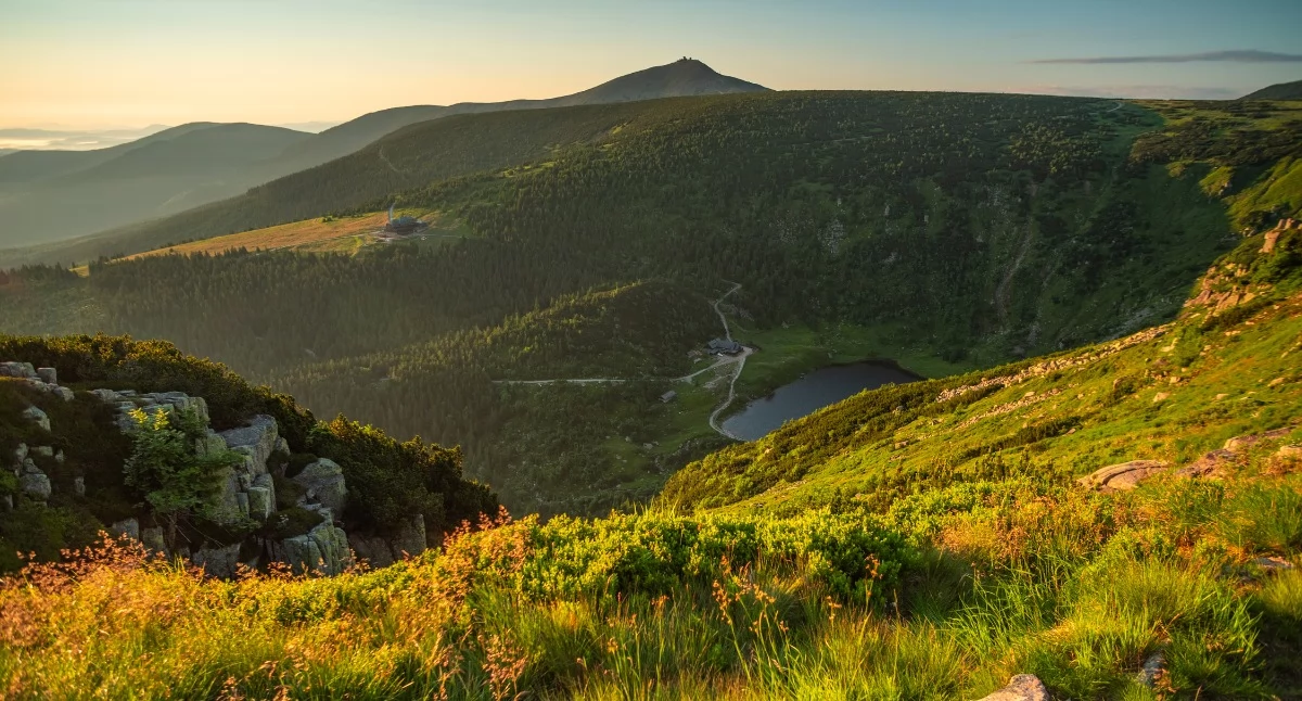 Widok z okolic Smogorni. W dole Samotnia, a na horyzoncie Śnieżka | Fot. Rafał Kotylak