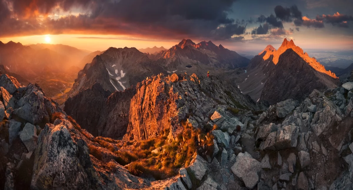 Na szczycie Małej Wysokiej; na wprost Lodowy Szczyt i Łomnica, w dole Zmarzły Staw, a po lewej Tatry Bielskie | Fot. Karol Nienartowicz
