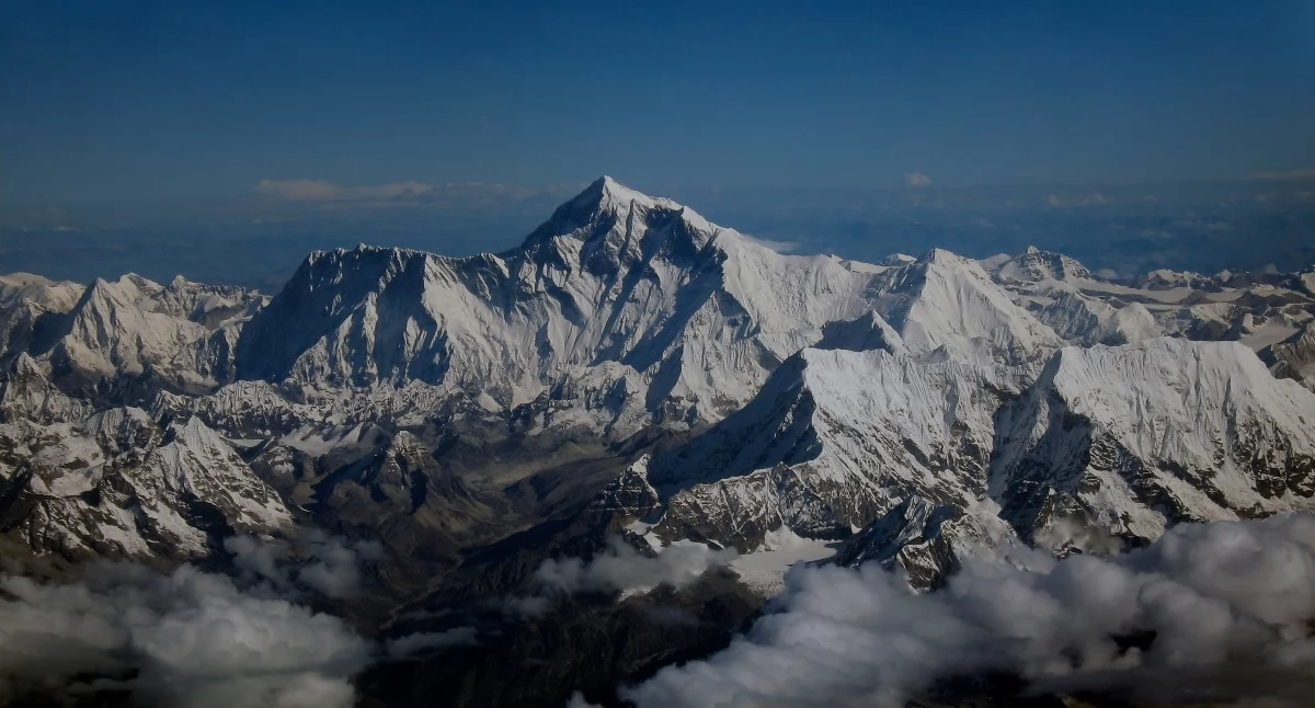 Widok na Mount Everest z południa | Fot. shrimpo1967, CC BY-SA 2.0, Wikimedia Commons