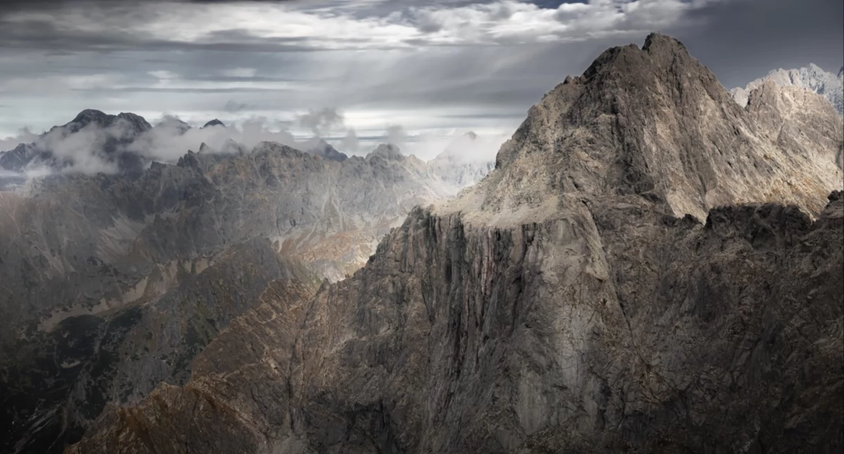Widok z Rysów na Ganek (2462m n.p.m.) – szczyt w słowackiej części Tatr Wysokich | Fot. Maciej Durczak
