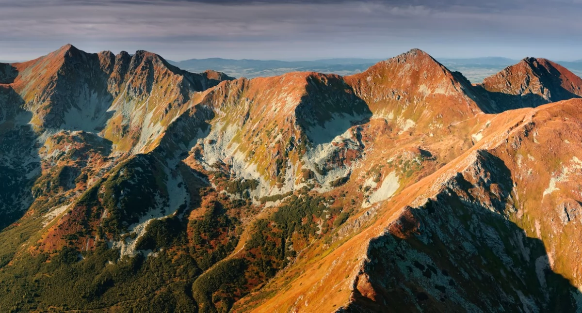 Tatry Zachodnie, widok z Barańca na słowacką Orlą Perć, po prawej Rohacze | Fot. Karol Nienartowicz