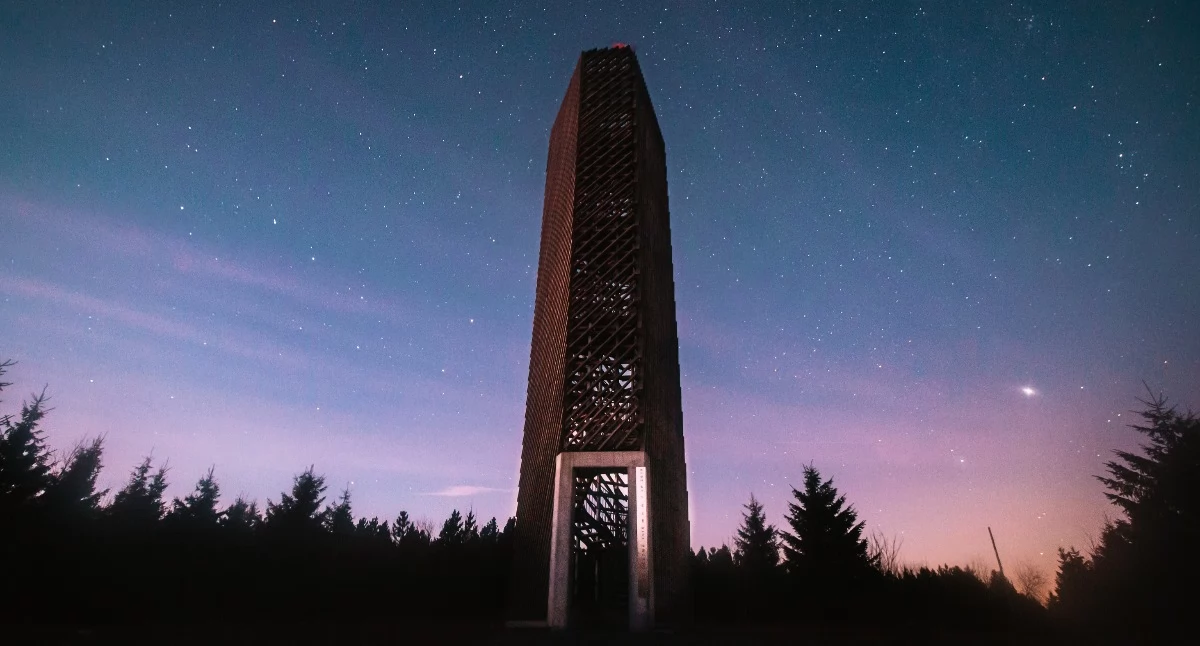Góry Orlickie, kosmiczna wieża na Wielkiej Desztnej | Fot.  Adobe Stock 