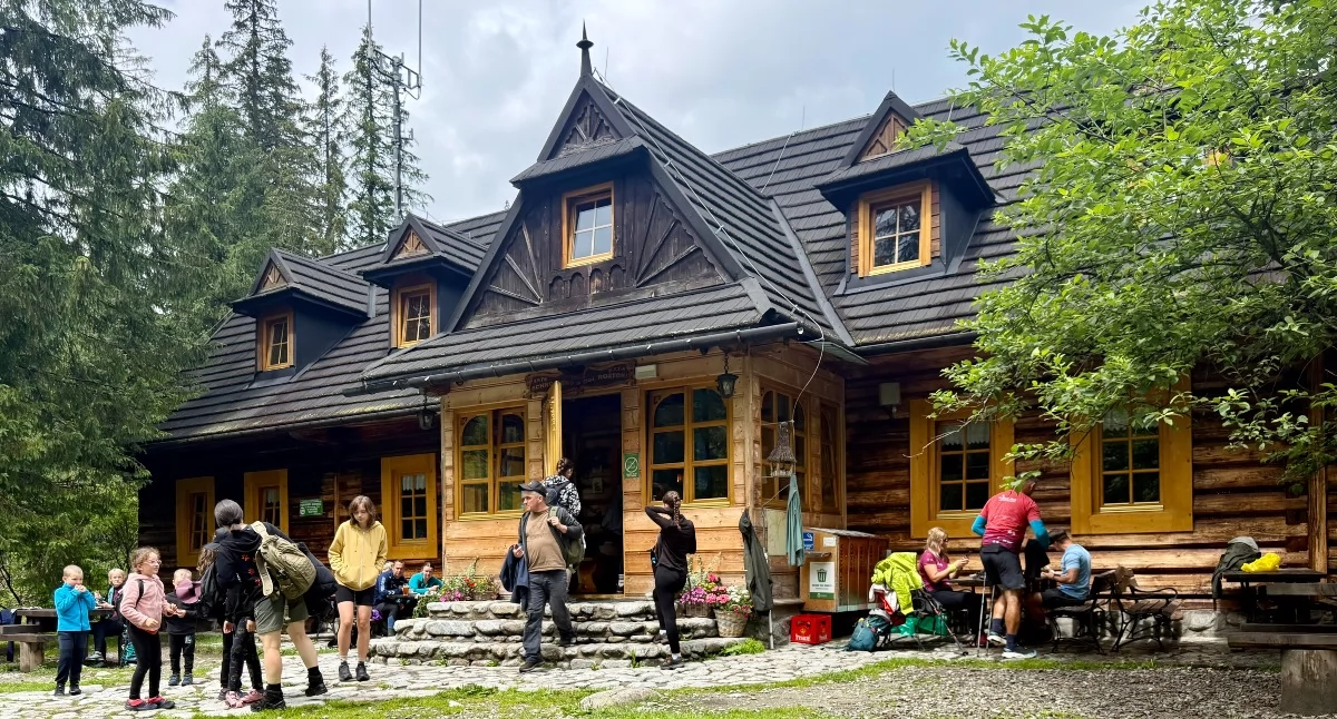 Schronisko w dolinie Roztoki | Fot. Kacper Szymański