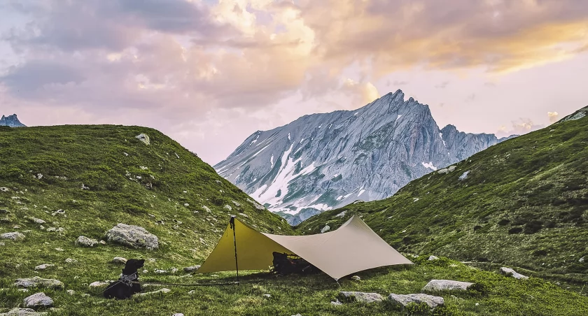 Gdy nie ma drzew, tarp hamakowy rozstawiony na kijkach trekkingowych staje się samodzielnym schronieniem. Zdjęcie Maciej Walaszczyk