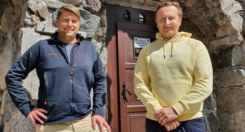 Gospodarze obleganego przez turystów Murowańca. Zdjęcie z archiwum Michała Postupalskiego i Andrzeja Szatkowskiego