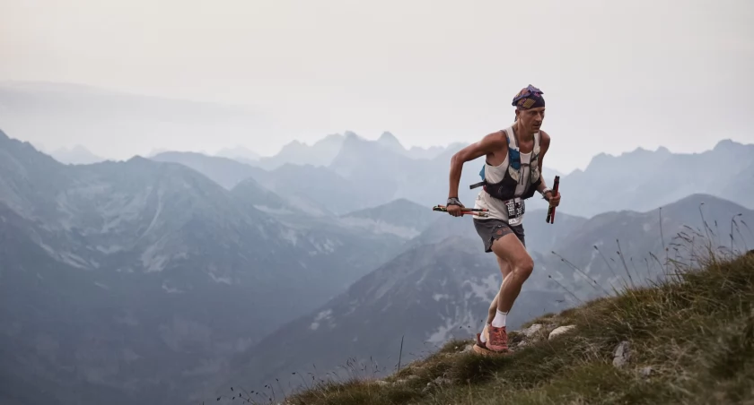 Roman Ficek, zwycięzca TFB, a w tle m.in. Koprowy Wierch i mur Hrubego Wiechu. Zdjęcie Jan Nyka