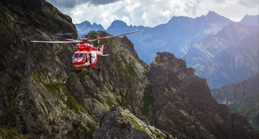 Helikopter Tatrzańskiego Pogotowia Ratunkowego w akcji. Zdjęcie Jan Wierzejski