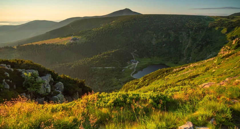 Widok z okolic Smogorni. W dole Samotnia, a na horyzoncie Śnieżka. Zdjęcie Rafał Kotylak