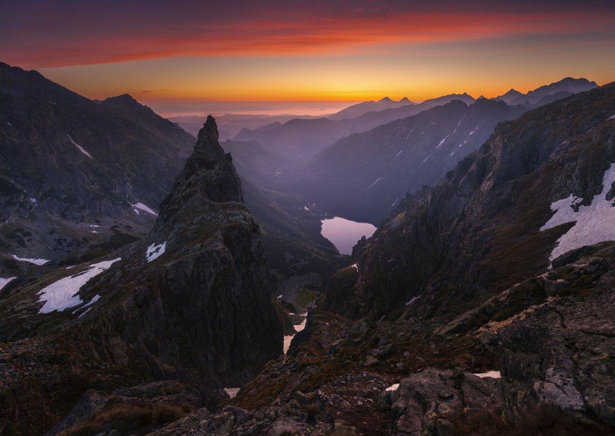Tatry, widok na Mnicha z podejścia na Cubrynę, w dole Morskie Oko, fot. Karol Nienartowicz
