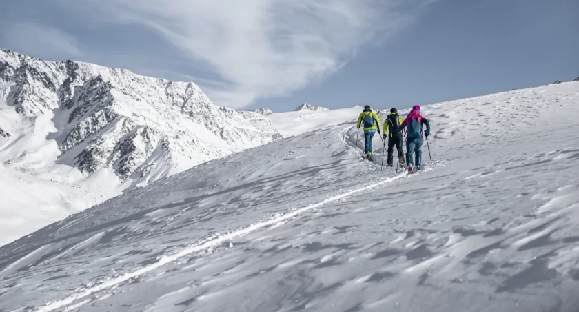 Skituring polega na podchodzeniu pod górę na specjalnych nartach. Zdjęcie Dynafit