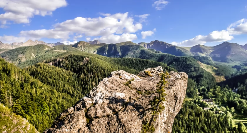 Z niepozornego Nosala też można dostrzec piękno Tatr. Zdjęcie Adobe Stock