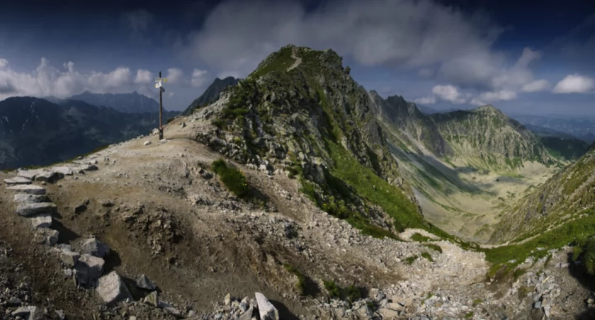 Przełęcz Krzyżne, to tu kończy się 8-kilometrowy odcinek Orlej Perci. Zdjęcie Karol Nienartowicz