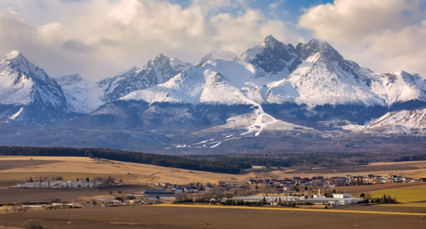 Widok ze wzgórz Kieżmarku na Tatry Wysokie. Zdjęcie Wiktor Baron