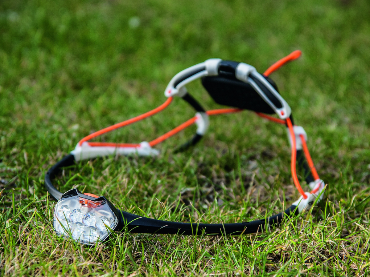 Czołówka Petzl Iko Core po złożeniu mieści się w płaskiej kieszeni. Zdjęcie Michał Parwa