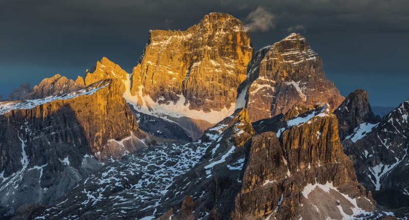 Dolomity, po prawej szczyt Averau, dalej po lewej Lastoni di Formin, a w tle Monte Pelmo. Zdjęcie Mikołaj Gospodarek