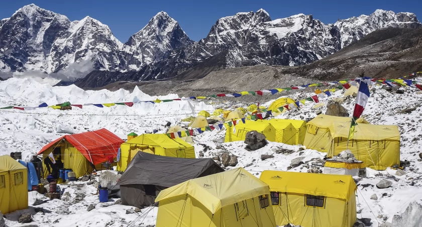 Powiewające nad namiotami kolorowe chorągiewki świadczą o tym, że w obozie została już odprawiona pudża - buddyjska ceremonia za pomyślność wyprawy. Zdjęcie Monika Witkowska