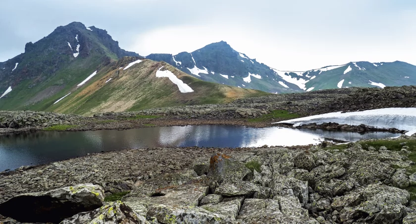 Armenia, Kaukaz, jezioro Ughtasar (3276 m n.p.m.). Zdjęcie Konrad Tulej