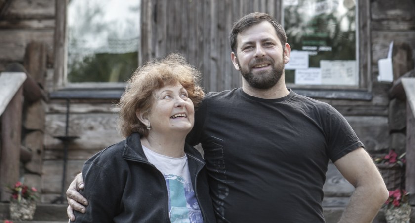 Alicja Solakiewicz z synem Hubertem przed wejściem do Bacówki. Zdjęcie Grzegorz Stodolny