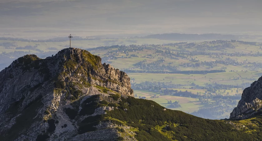 Tatry, krzyż na Giewoncie. Zdjęcie Mikołaj Gospodarek