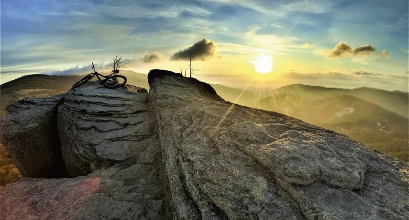 Beskid Śląski, wschód słońca z Malinowskiej Skały. Zdjęcie Joachim Czaja beskidyrowerem.eu