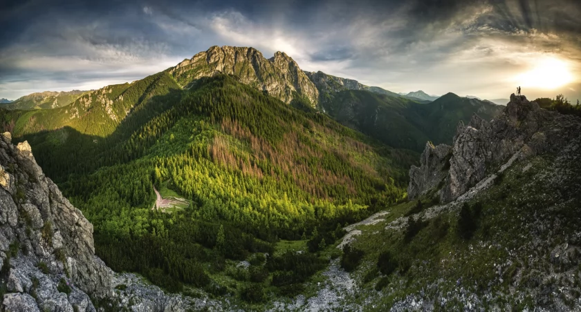 Widok z Sarniej Skały na Giewont – choć stosunkowo nisko, to można się w nim zakochać. Zdjęcie Karol Nienartowicz